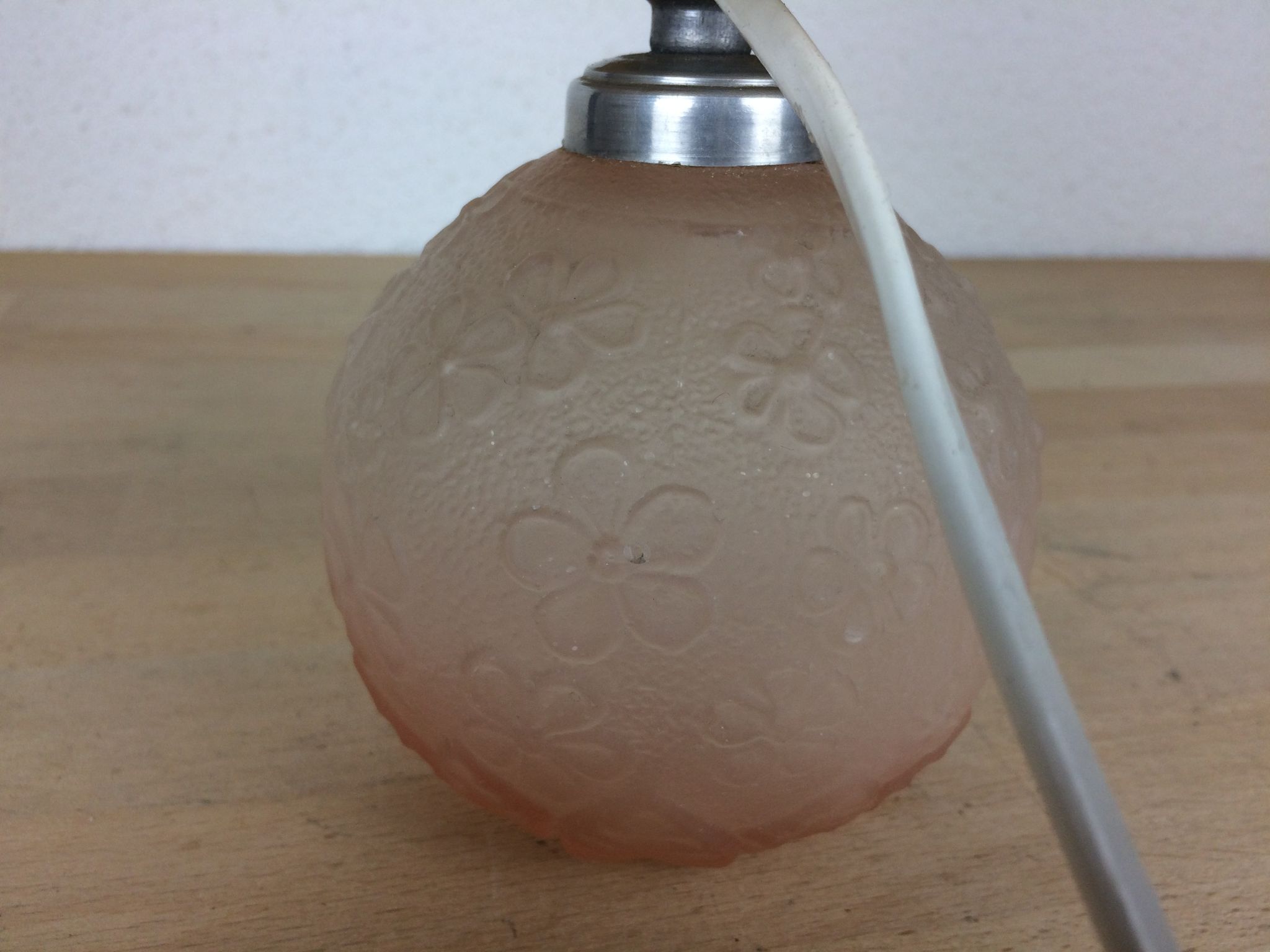 Lampe boule verre rose motif fleurs