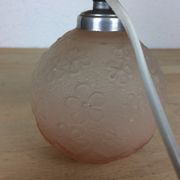 Lampe boule verre rose motif fleurs