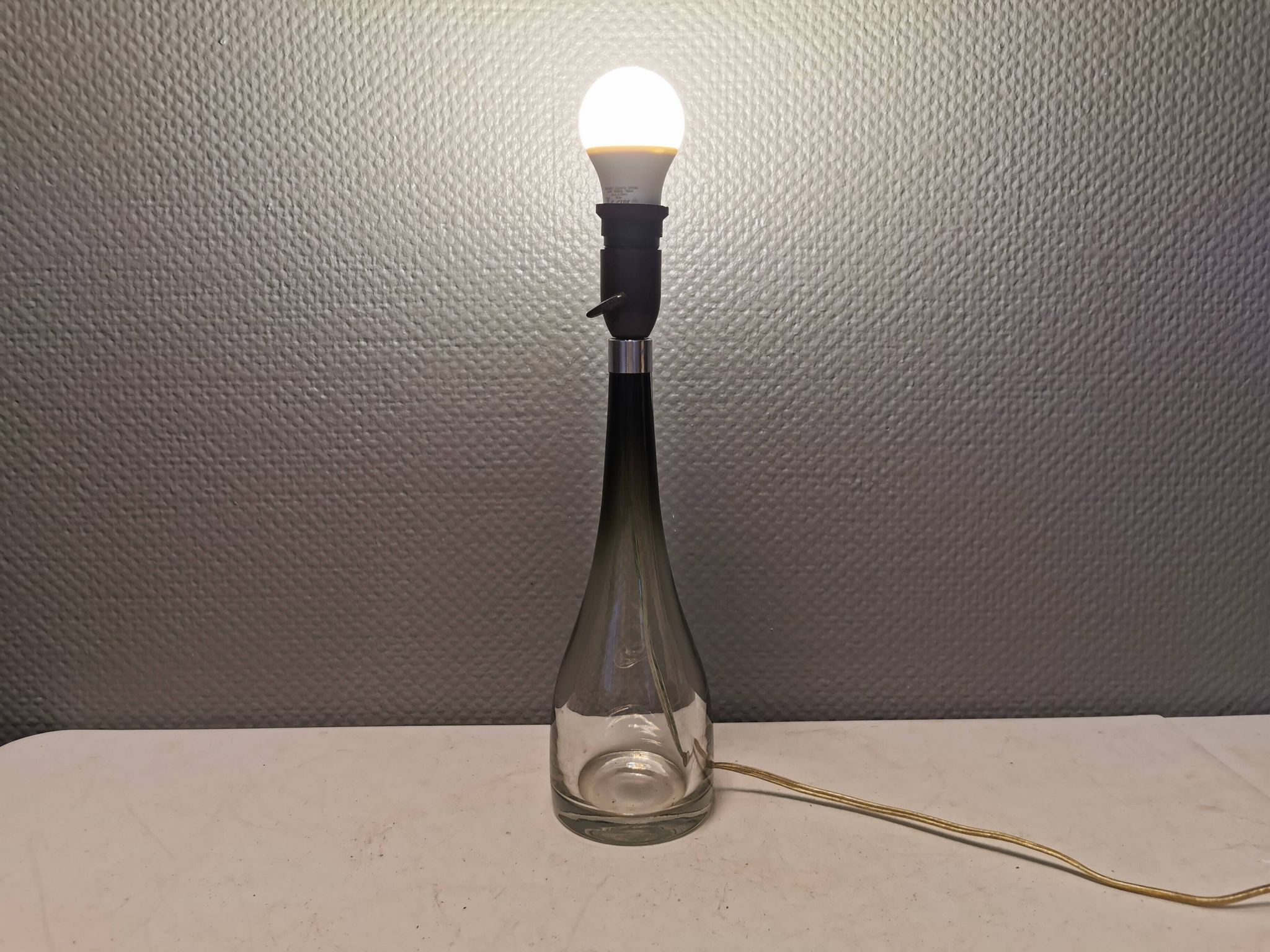 Lampe de table en verre de forme élégante. Par Bengt Orup 1957.