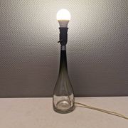 Lampe de table en verre de forme élégante. Par Bengt Orup 1957.