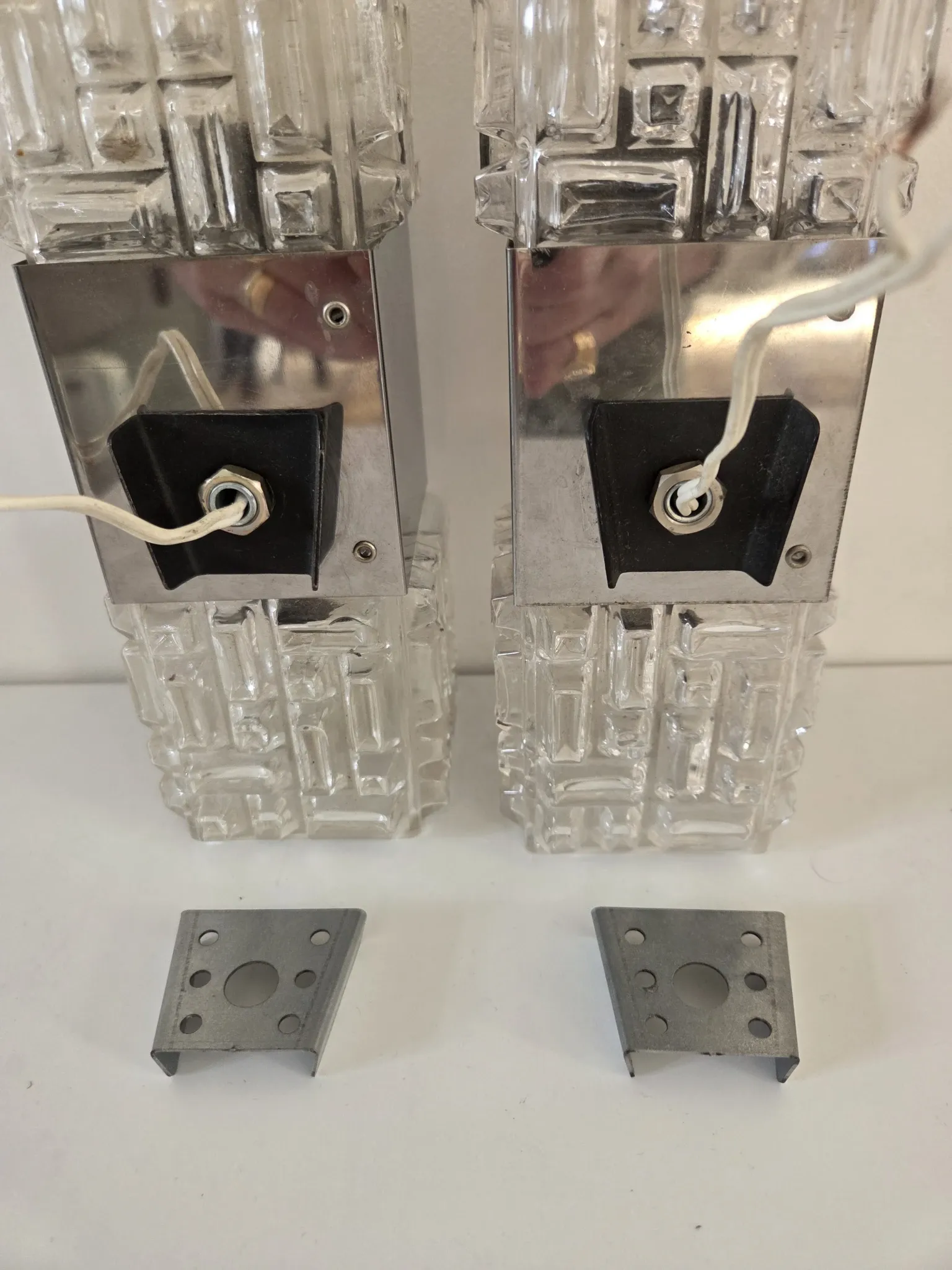 Pair of wall lights in glass and chrome metal