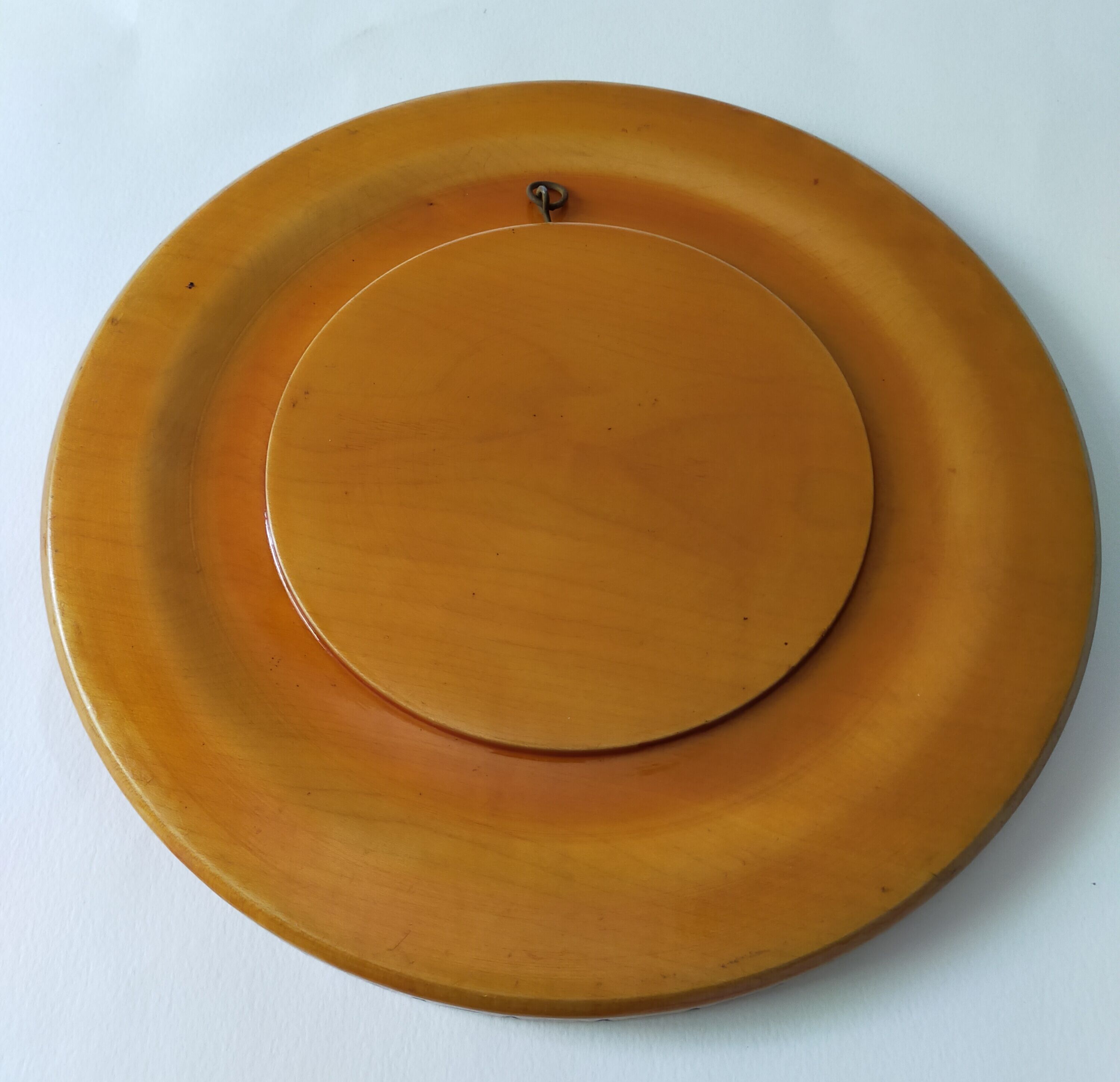 Round top in carved wood and vintage varnish