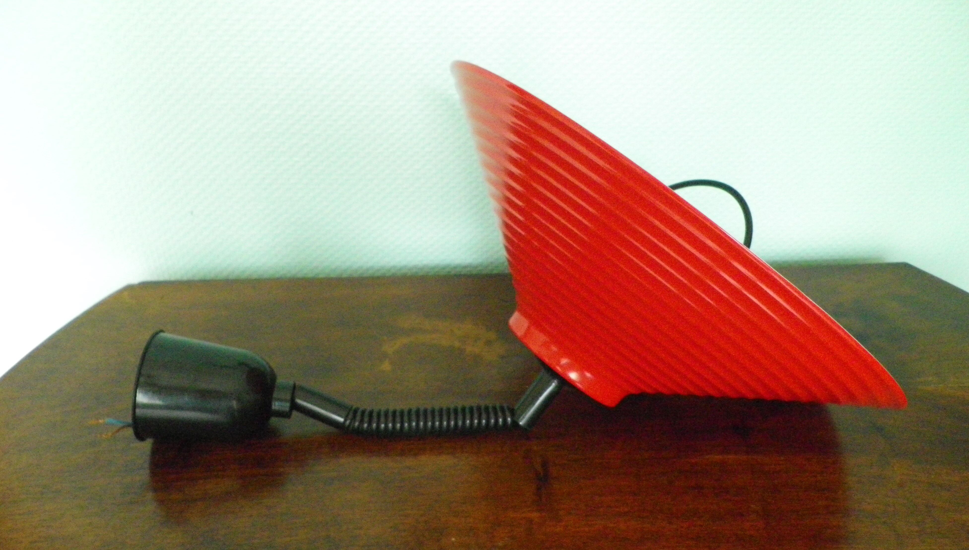 Red metal suspension with "up, down" system