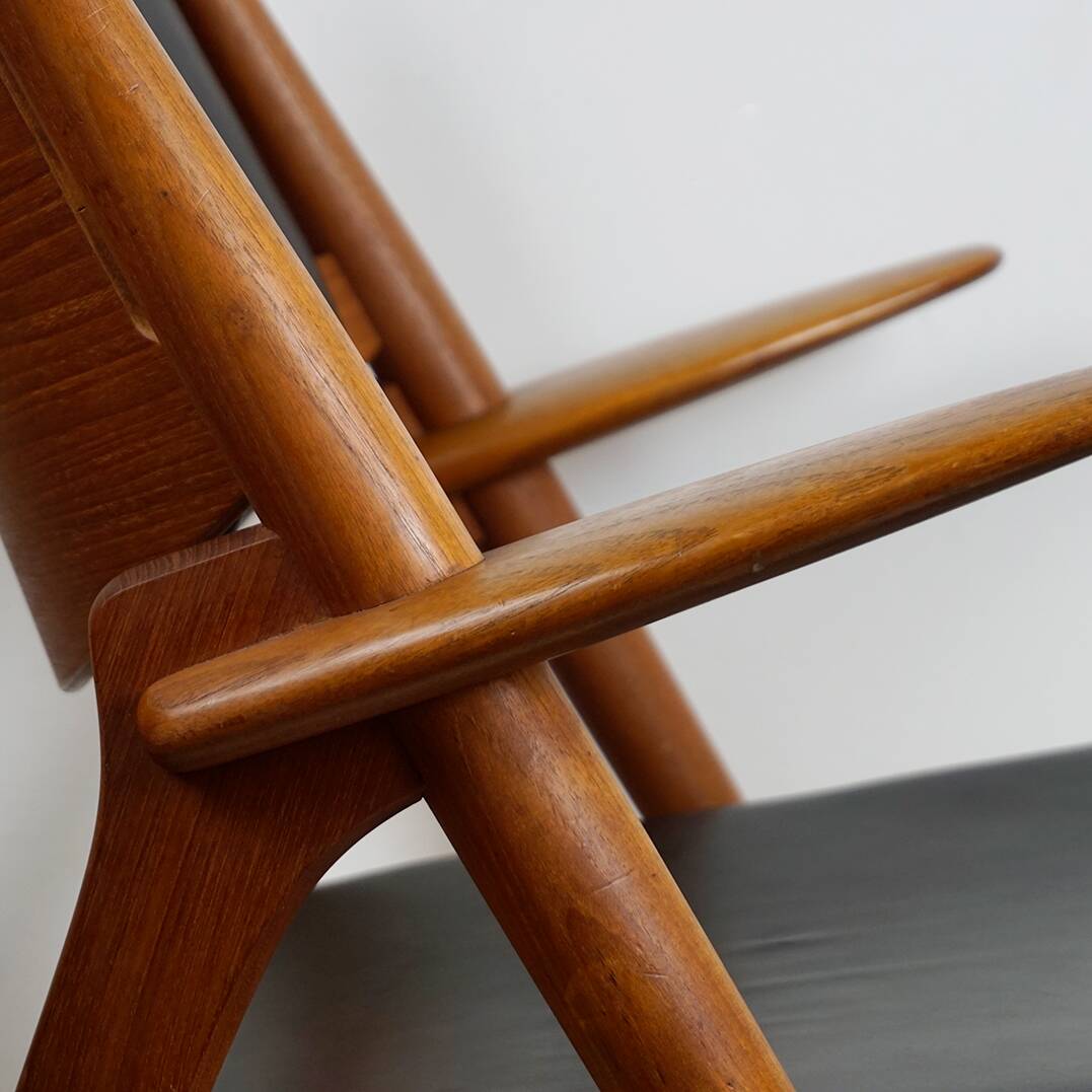 Chaise Lounge CH28 in Teak and Black Leather by Hans Wegner for Carl Hansen