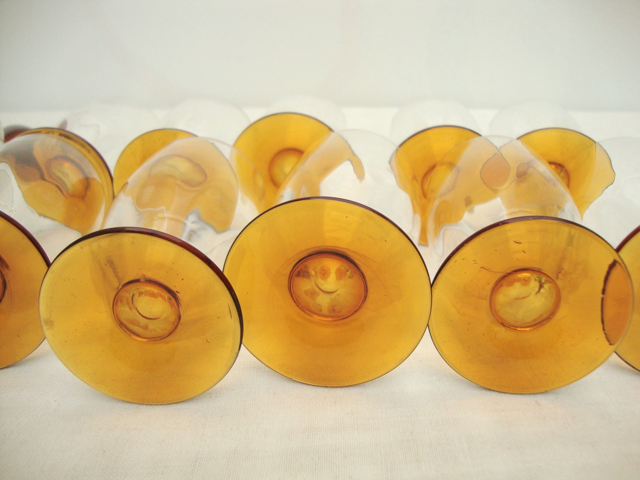 Set of 10 cup and carafe glasses