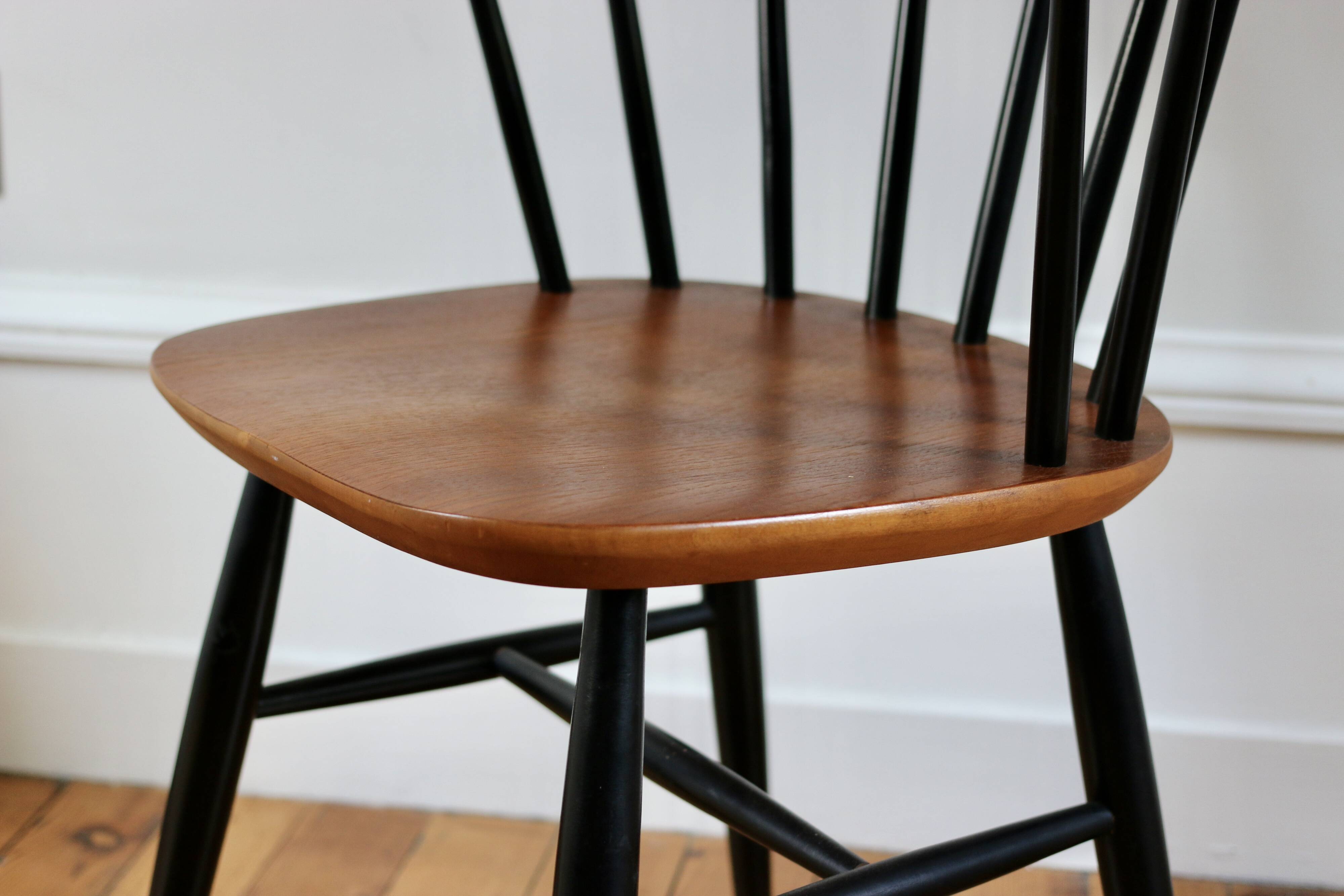 Paire de chaises scandinaves dans le goût de Tapiovaara, 1960