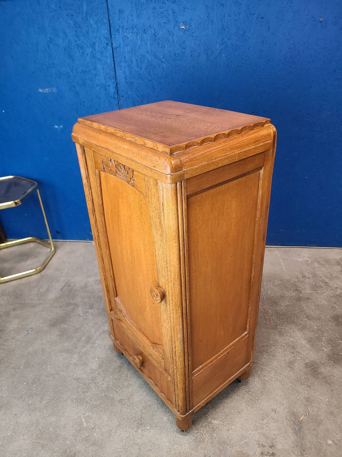 Art Deco serving trolley, cupboard on wheels in light wood.