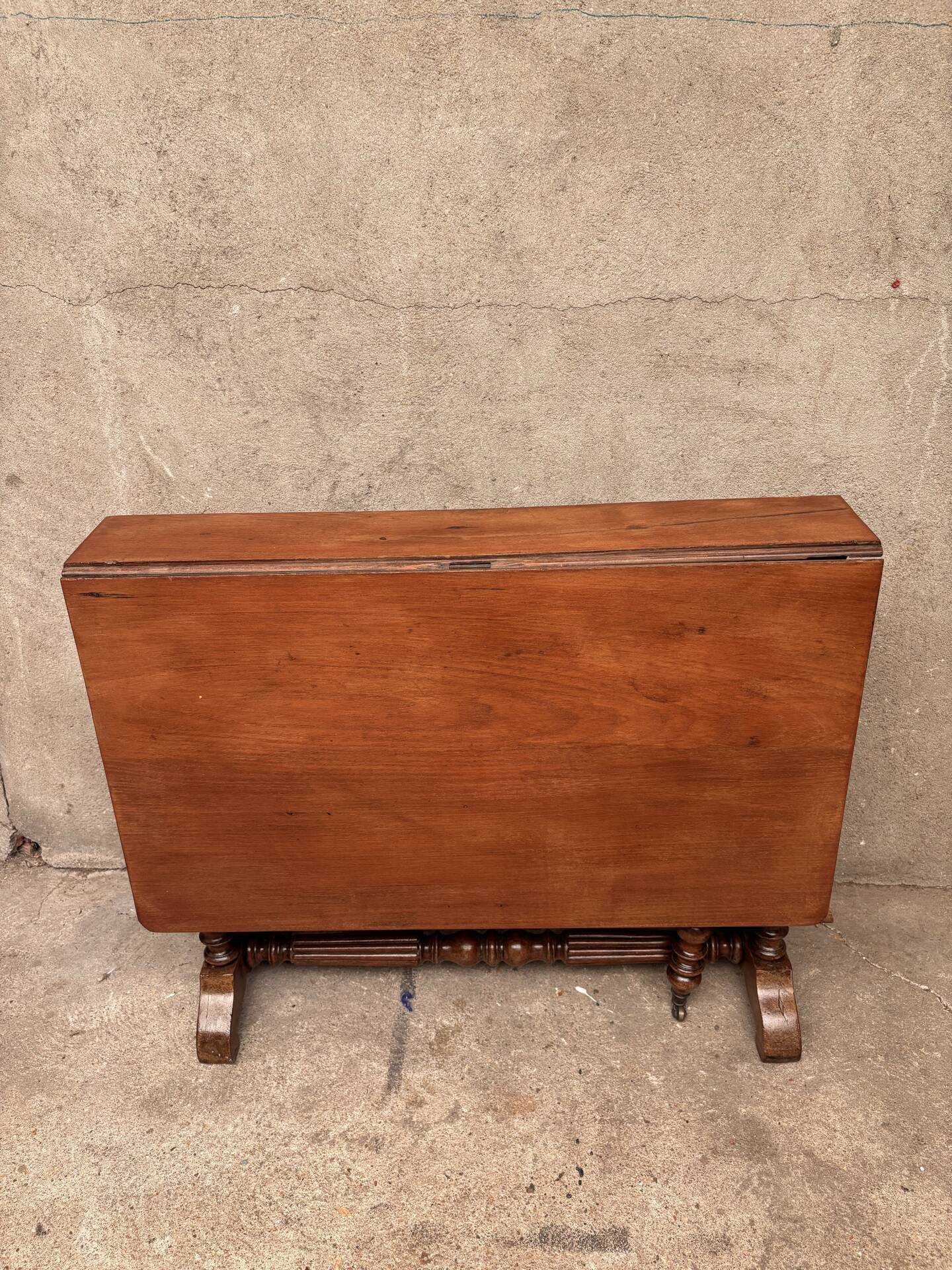 Extensible Napoleon III gateleg table