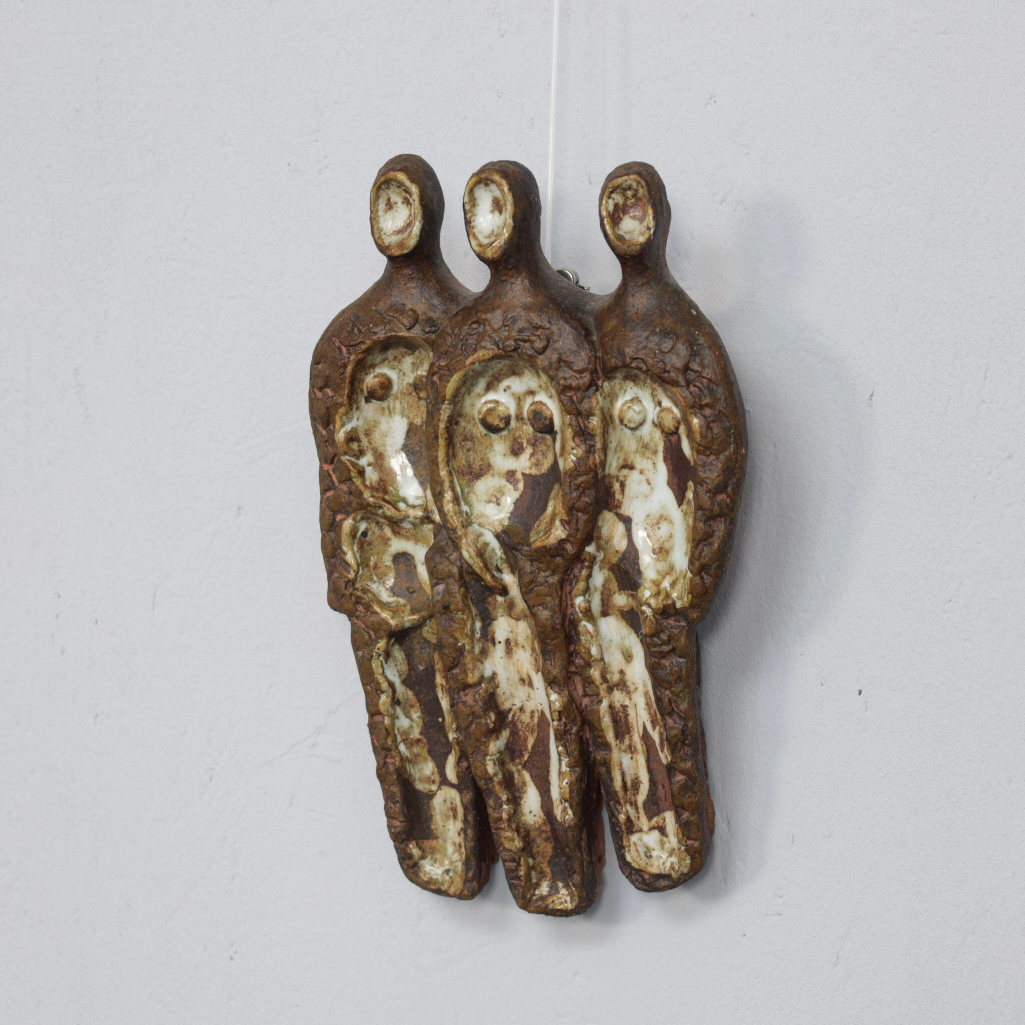 Relief mural en céramique brutaliste avec trois figures, signé AR, années 1970.