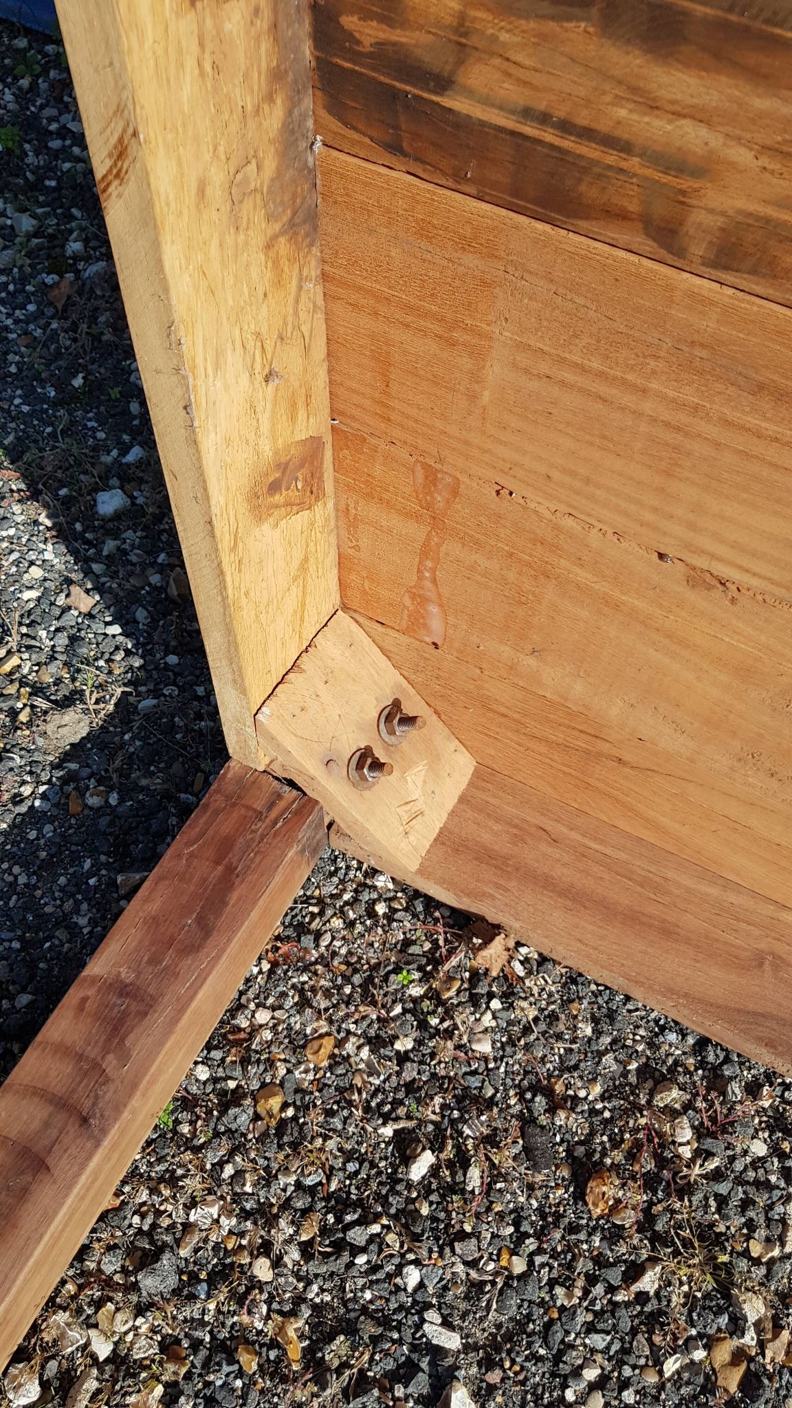 Table à manger en teck avec plateau illustré