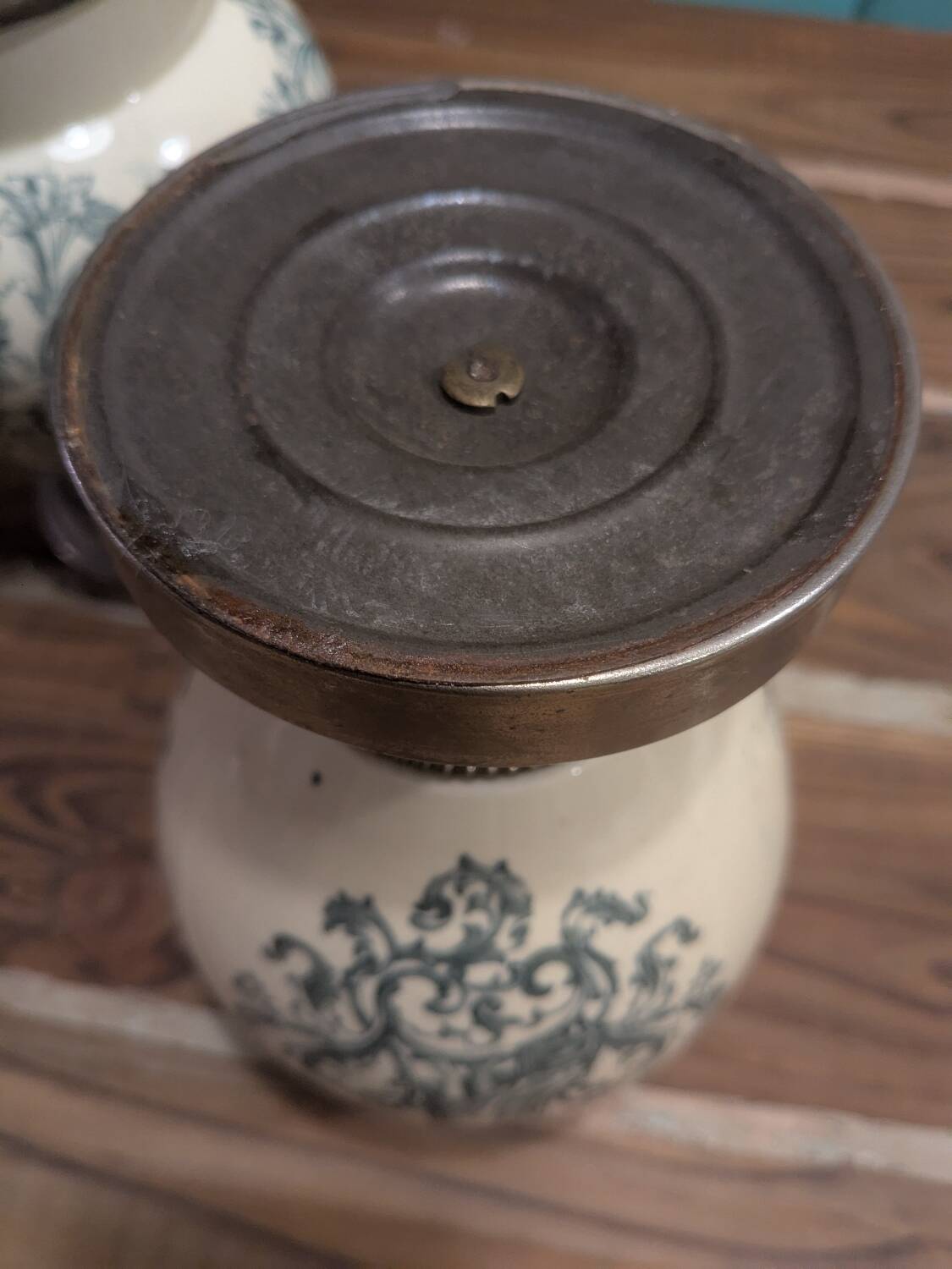 Set of 2 ceramic and metal flower pots