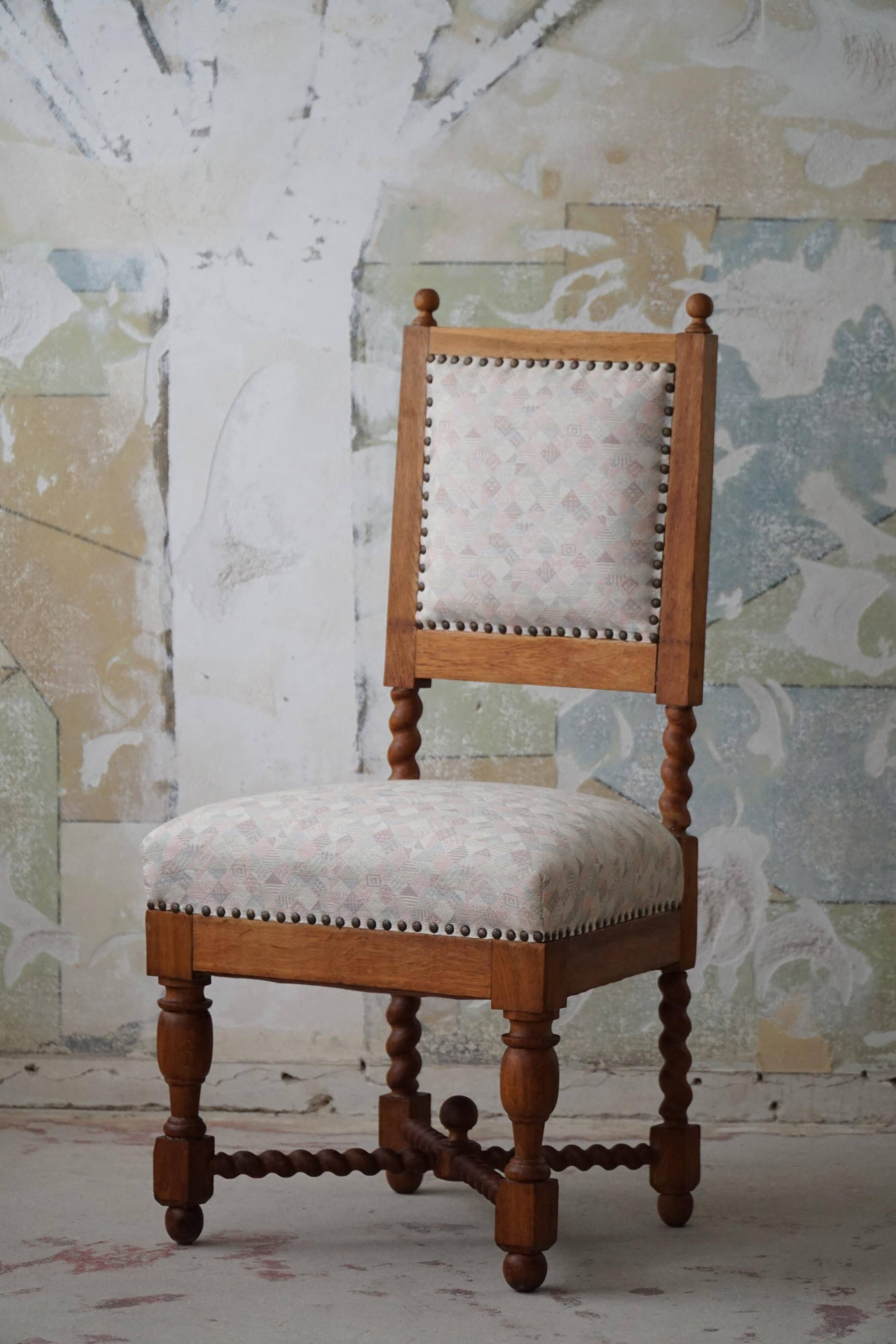 English-style baroque chair with twisted legs in elm, 1920s.