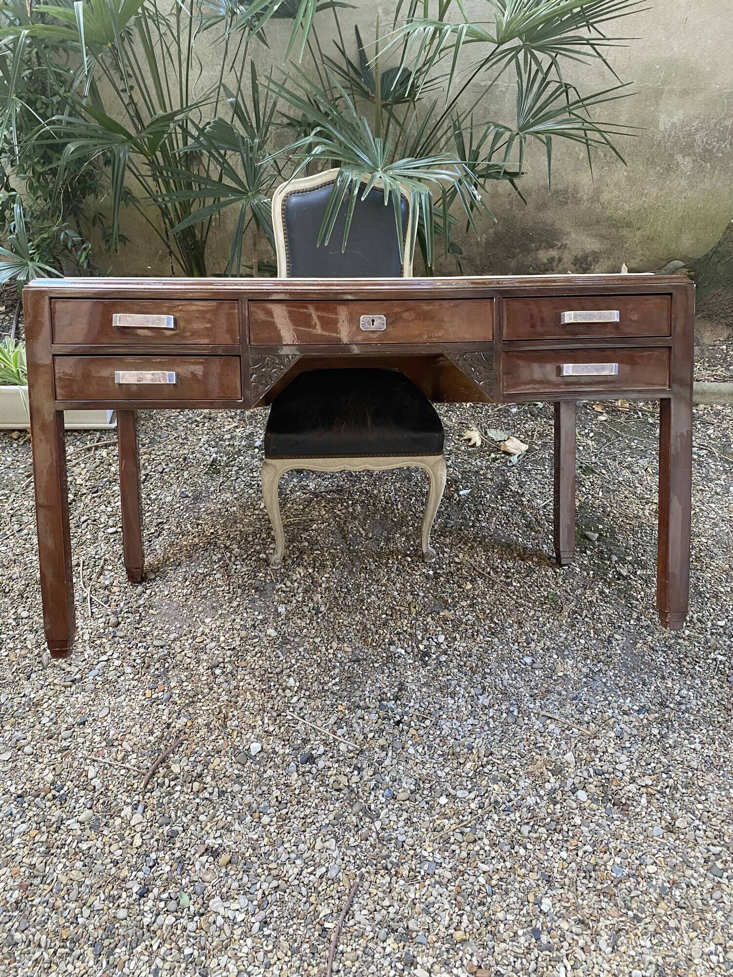 Art Deco desk in varnished mahogany.