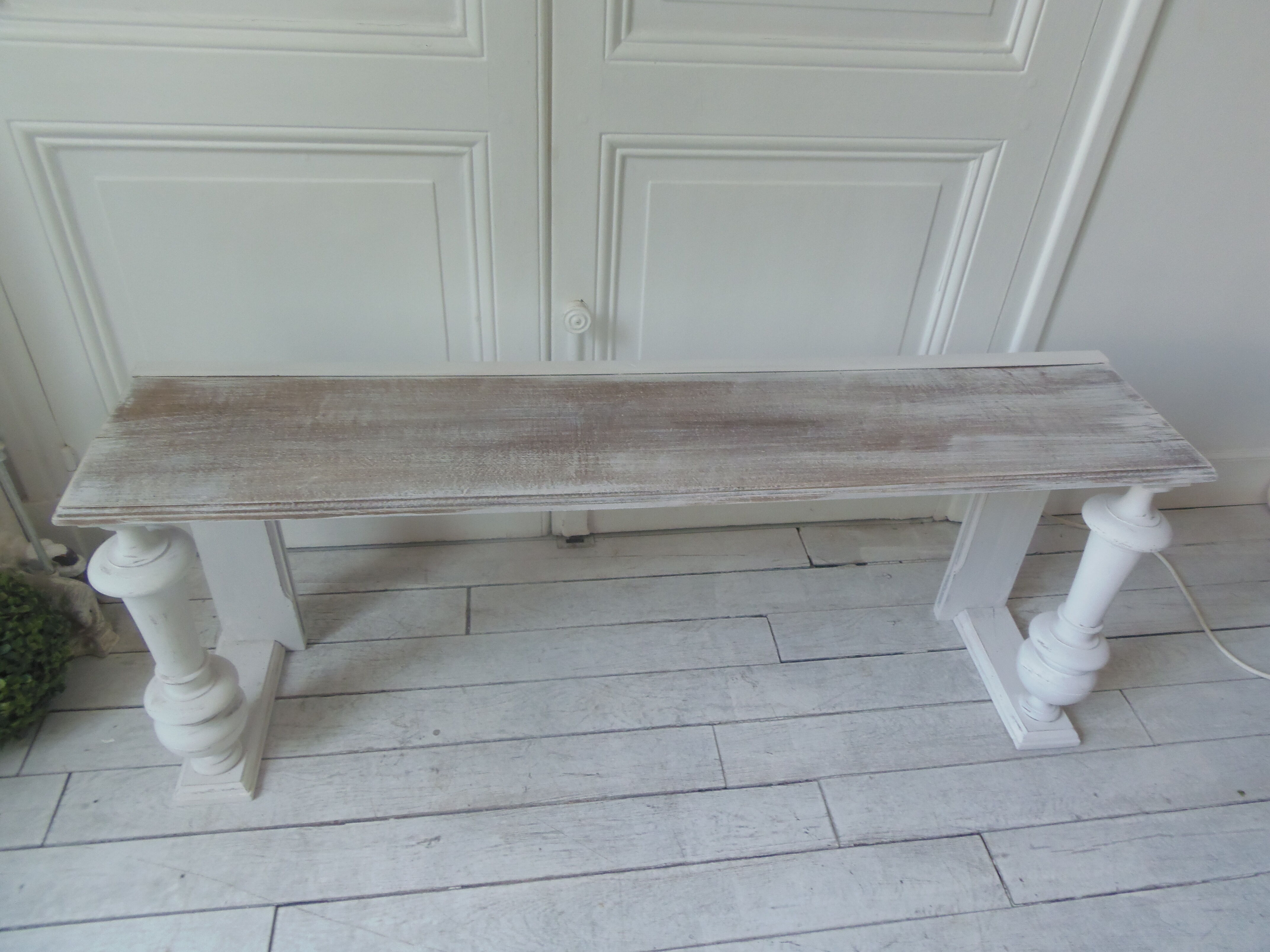 Bench, bed end on pearl grey patinated wheels, powder white, bleached wood seat