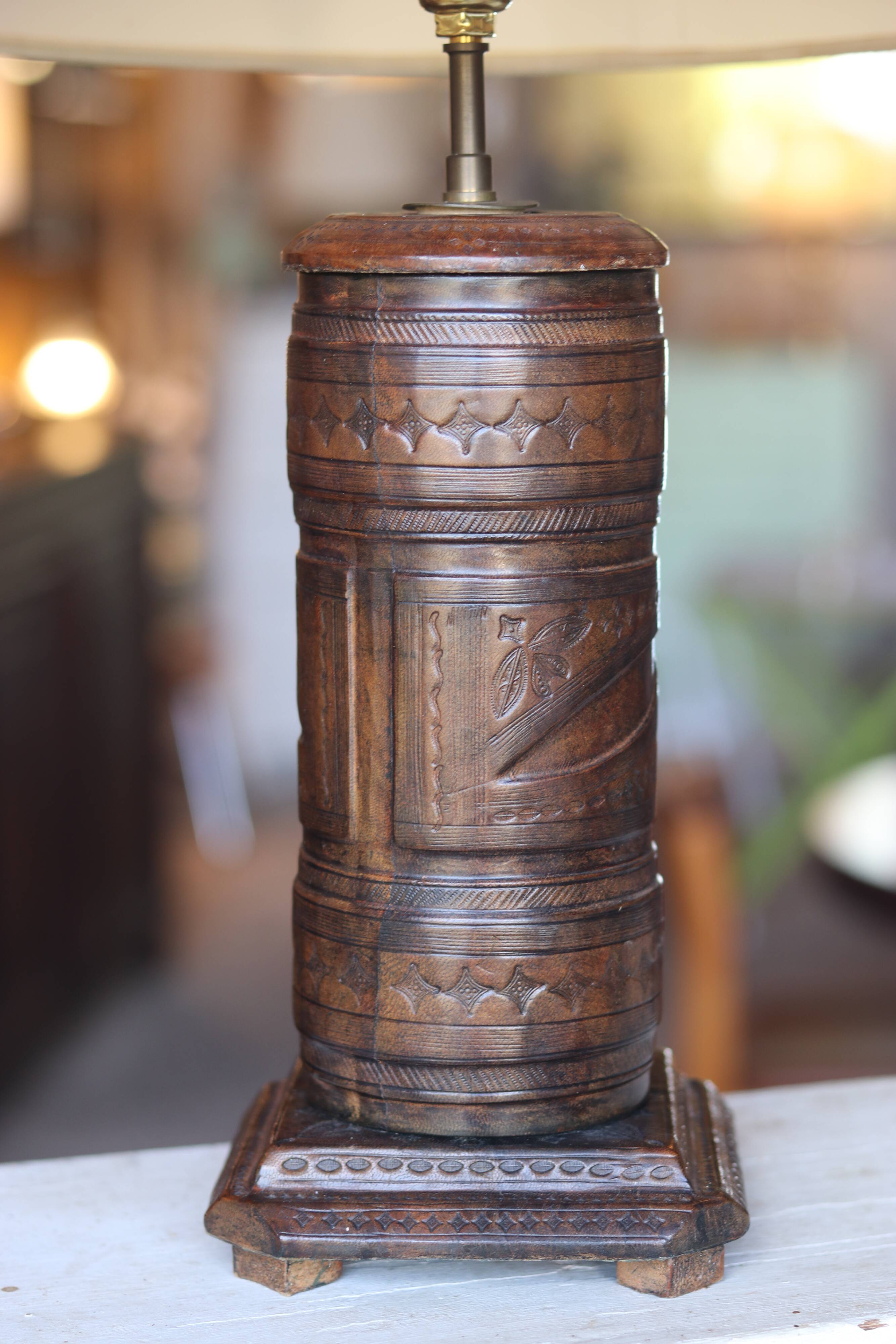 Pied de lampe touareg en cuir repoussé, 1960
