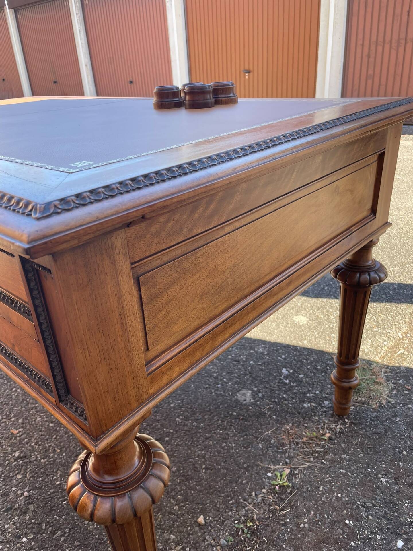 Double-sided flat desk in Louis XVI style made of mahogany and leather.