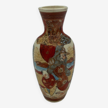 Satsuma vase decorated with red background characters