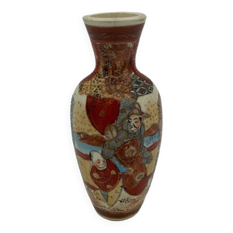 Vase Satsuma à décor de personnages fond rouge
