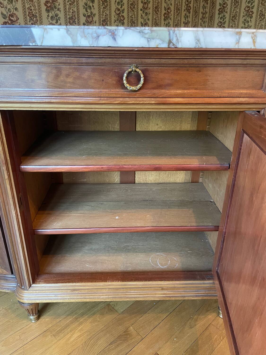 Meuble d’appui Louis XVI en bois précieux, marbre et vitrine – Haentgès Frè