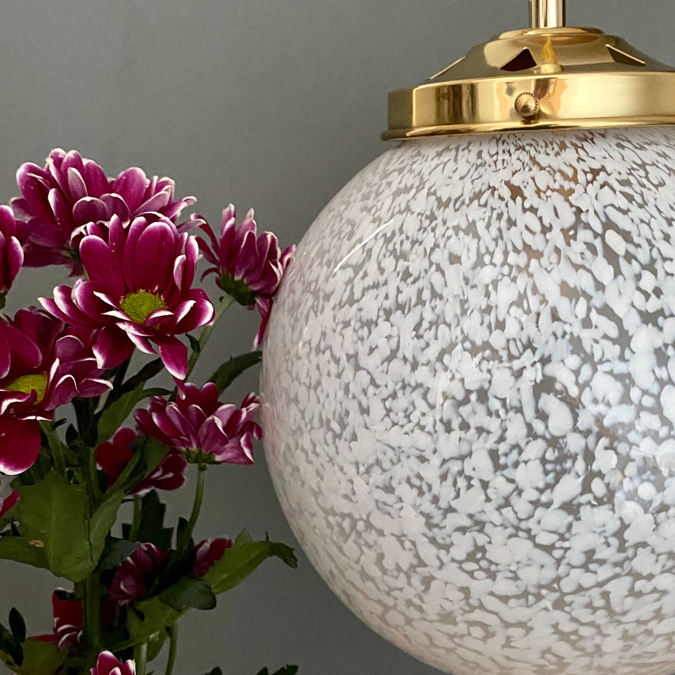 Suspension globe vintage en verre de Clichy blanc