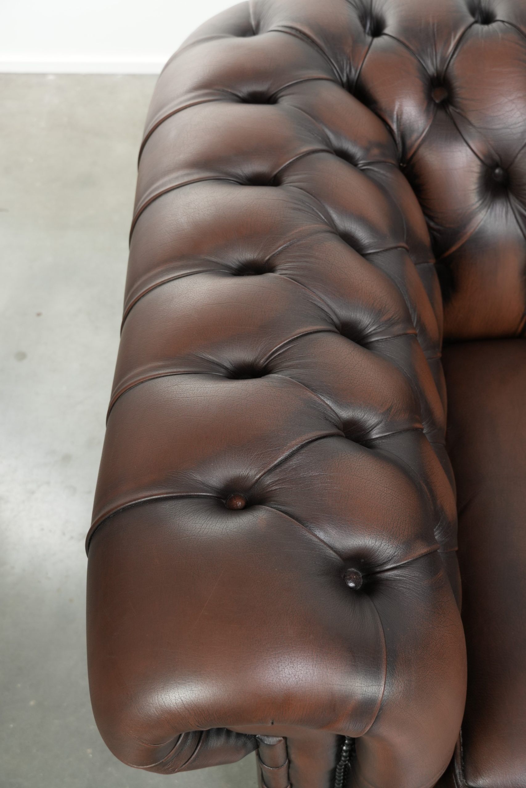Nice cow leather Chesterfield 2-seater sofa in English style