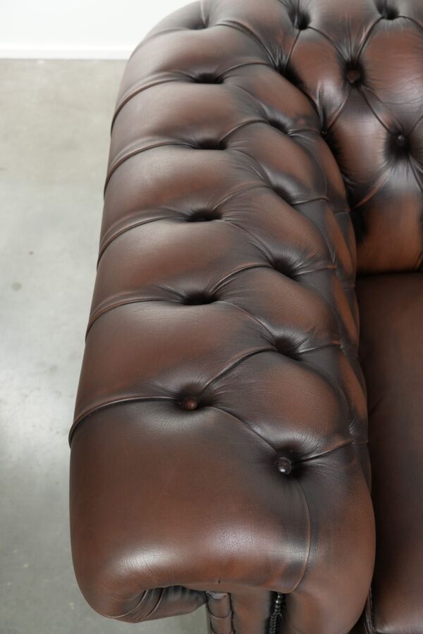 Beau canapé 2 places en cuir de vache Chesterfield de style anglais.