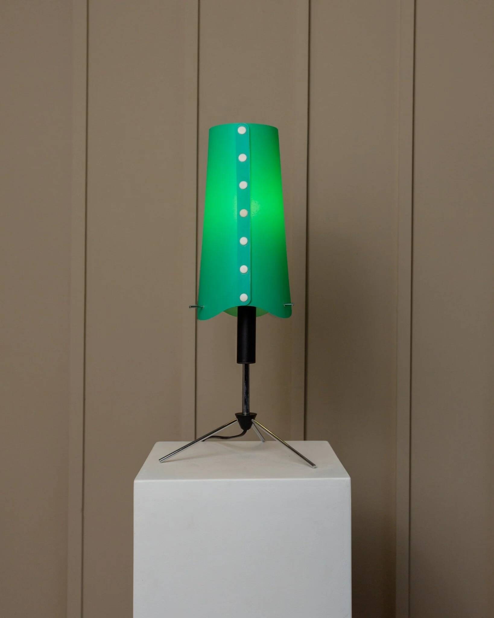 Lampe de table italienne de style Memphis des années 1980 avec cadre en métal noir-chrome et abat-jour en carton ondulé vert.