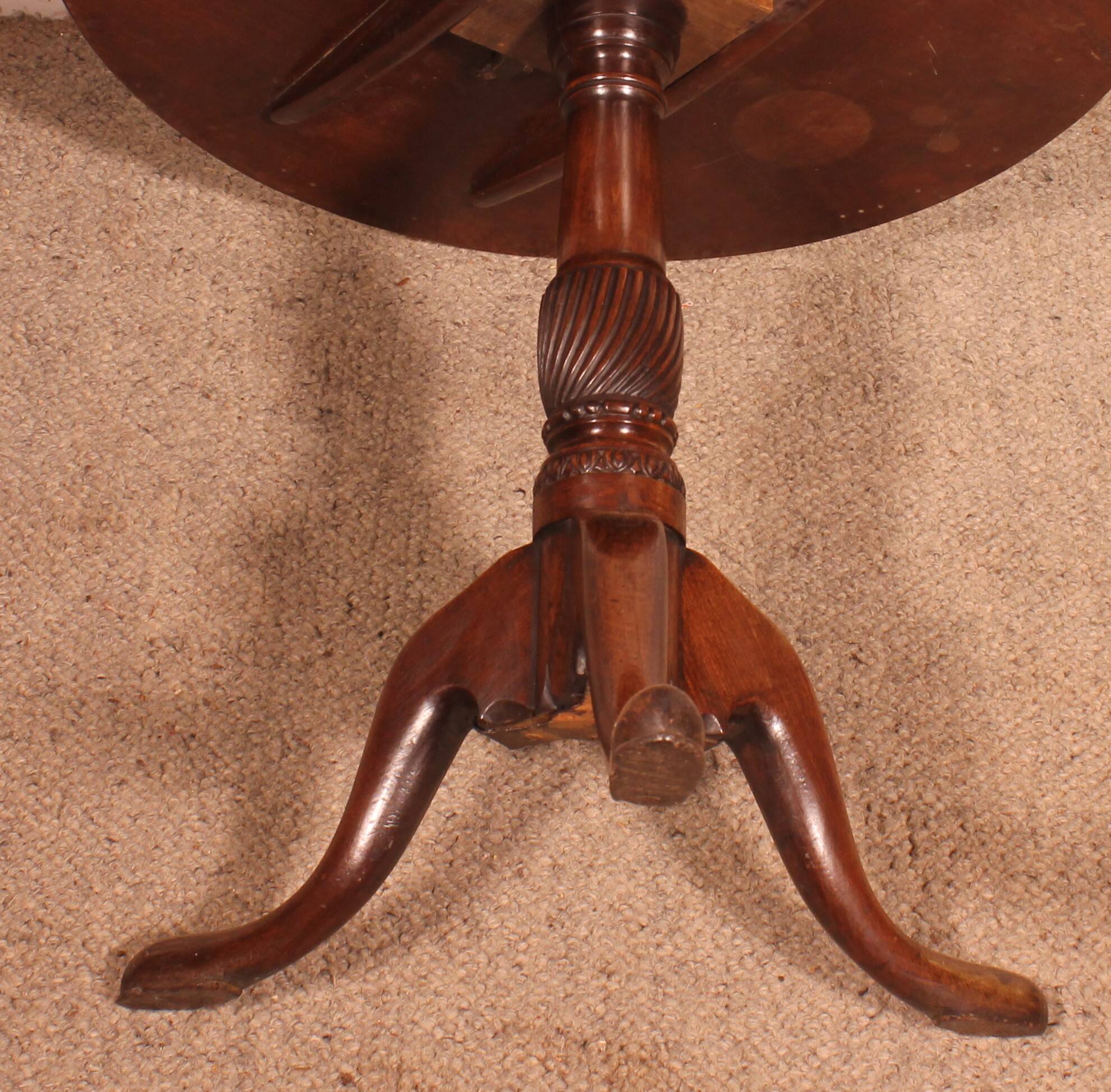 Mahogany Gueridon with a single-piece top - 18th century