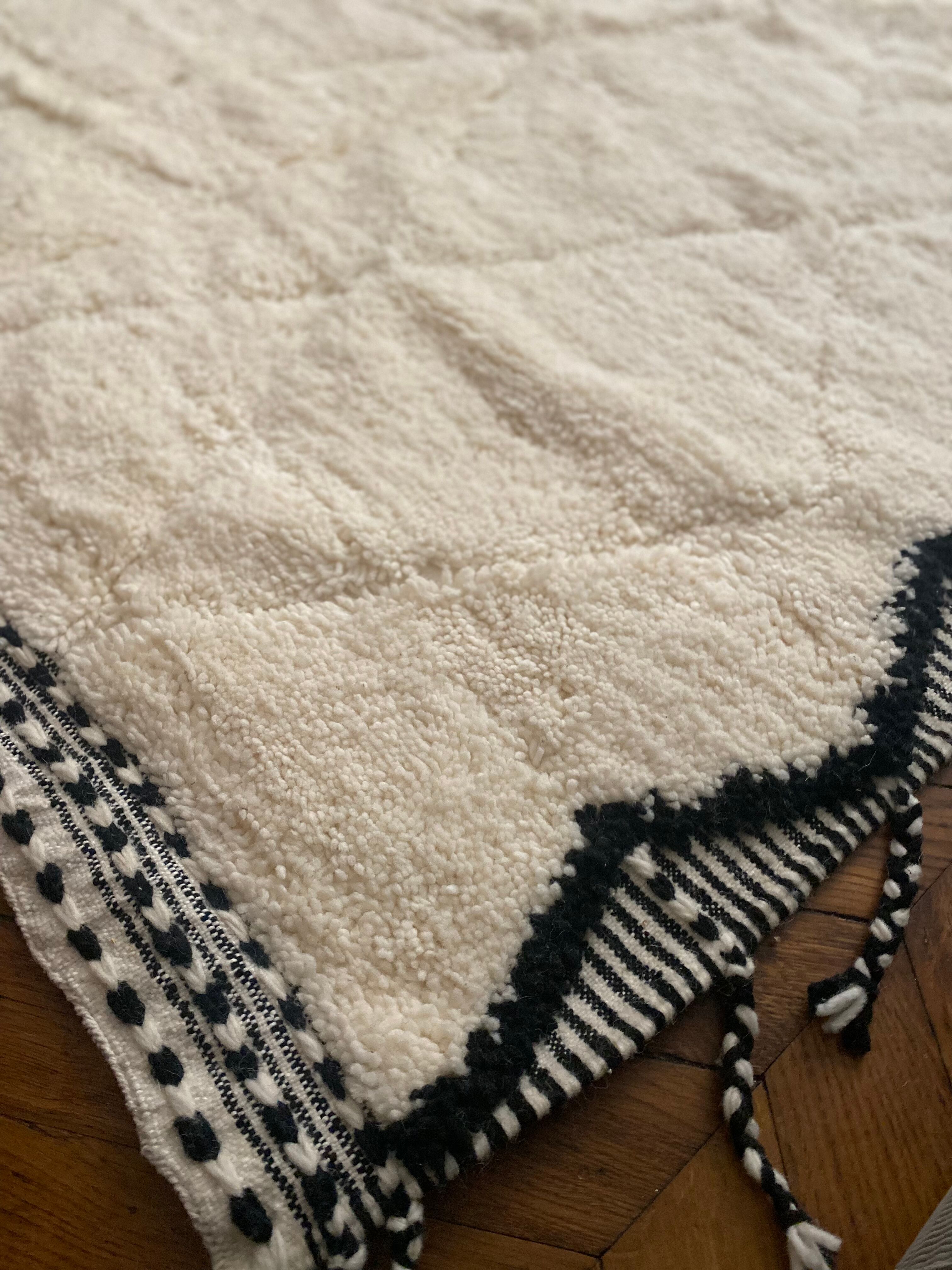 Moroccan Berber carpet beni Ouarain zanafi white and black diamonds 160x250cm