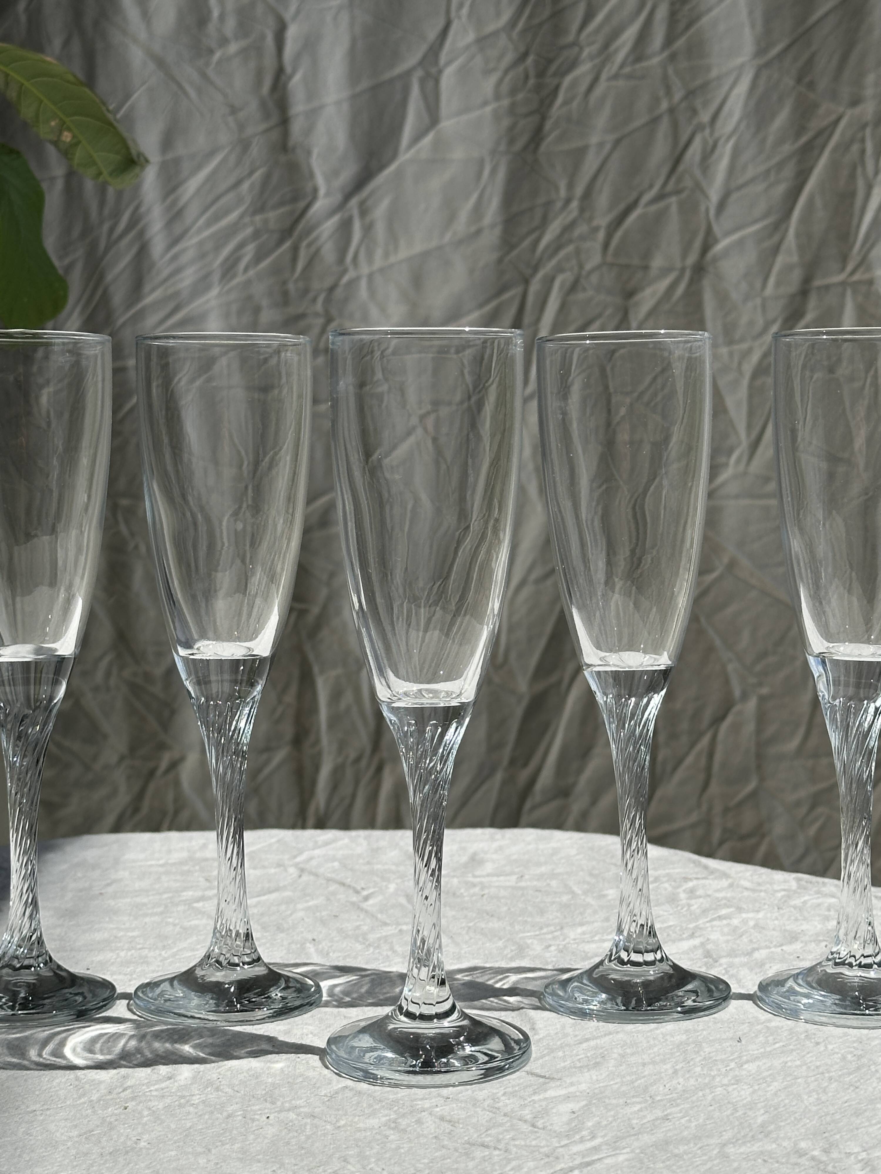 Set of 5 glass champagne flutes with twisted ribbed base