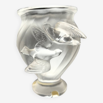 Vase en cristal dépoli Lalique