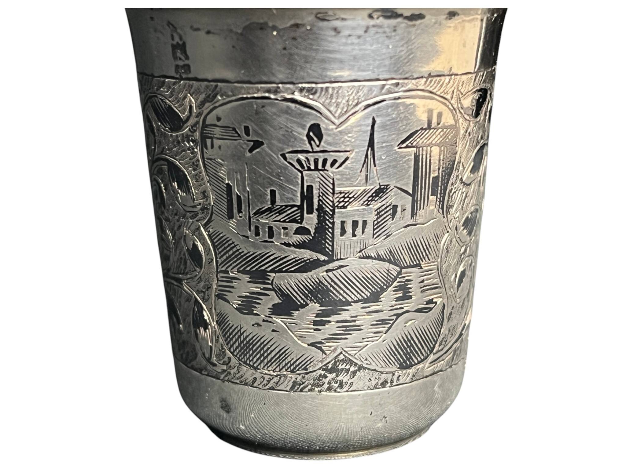 Gobelet à vodka argent russe Moscou décor ciselé XIXème