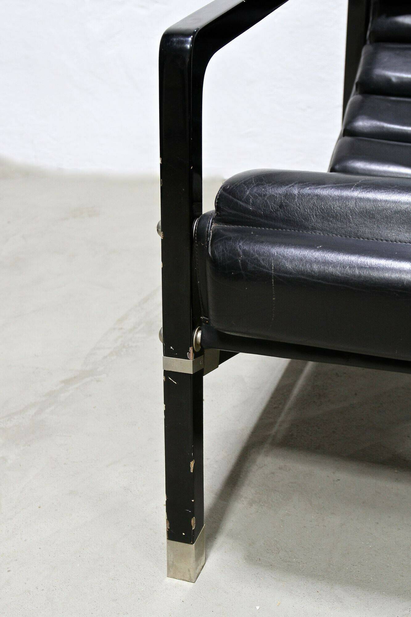 Black leather chaise longue, Eileen Gray design, 1927, France, circa 1975.