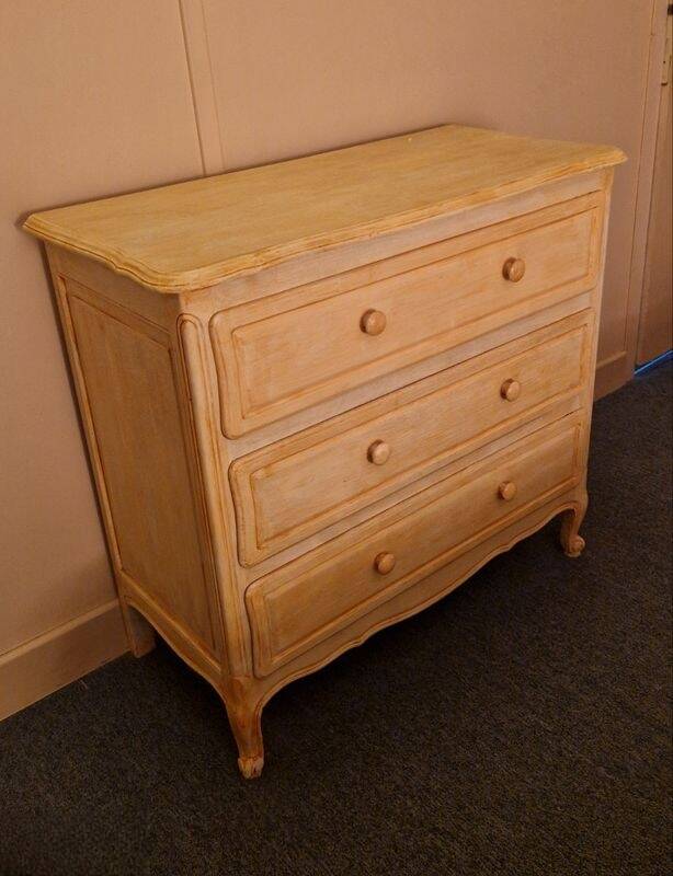 Louis XV / Provençal style chest of drawers – 3 drawers – Light patina (Ivory and Honey)