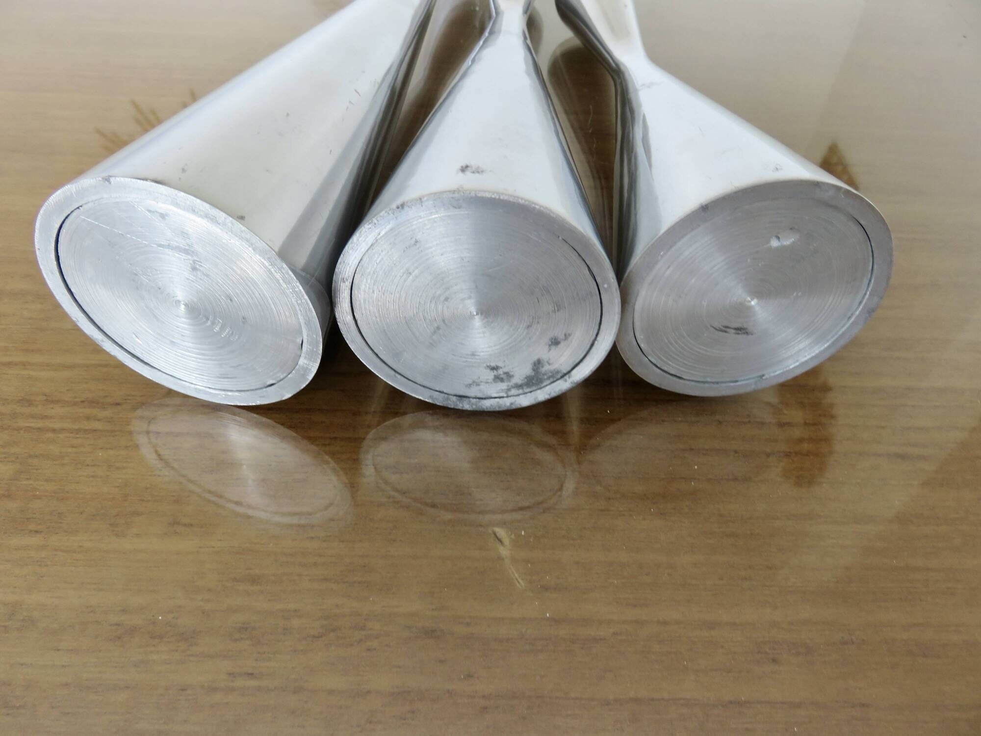Series of 3 Scandinavian "diabolo" candlesticks in aluminum 1970
