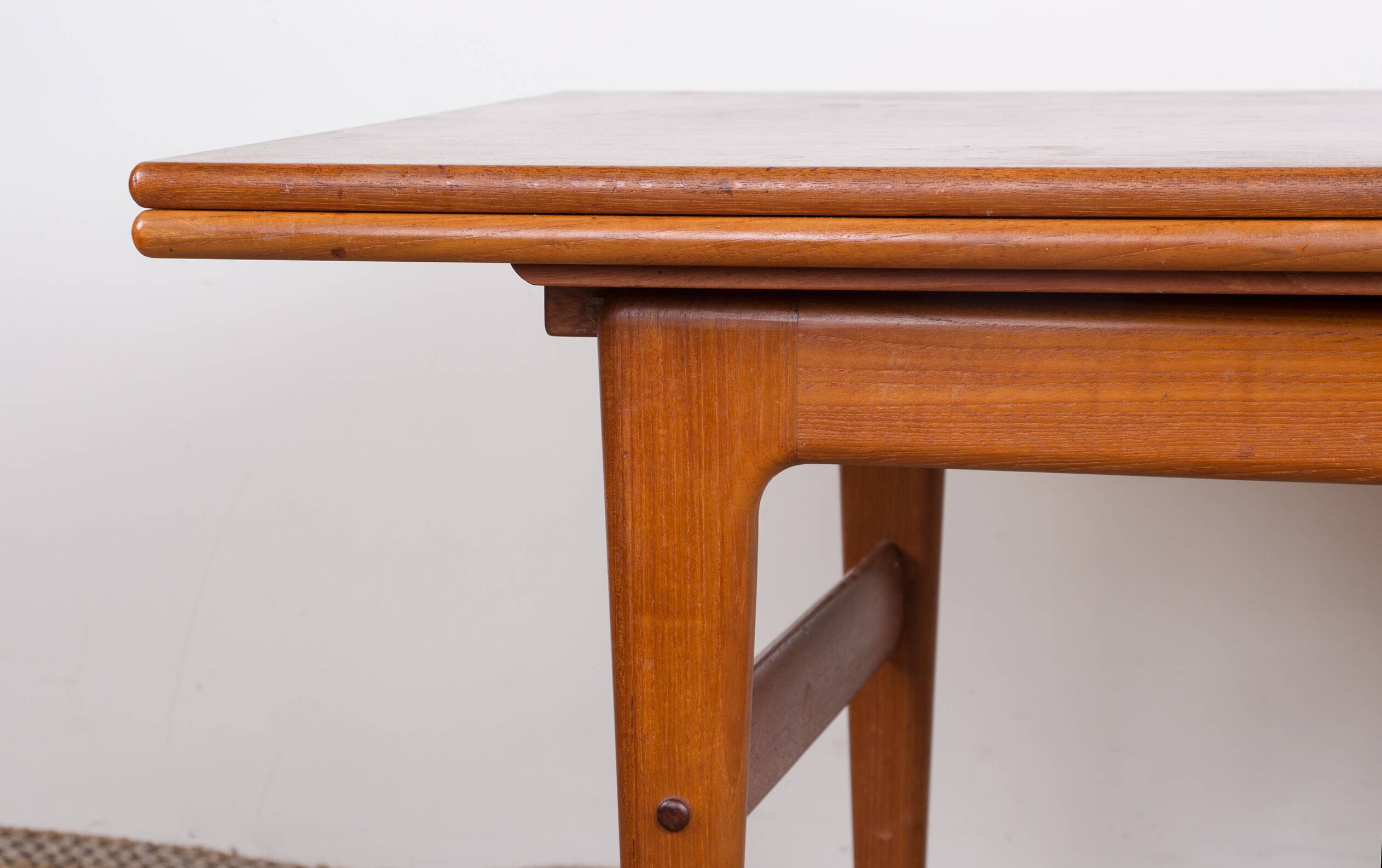 Table danoise monte et baisse en teck, 1960