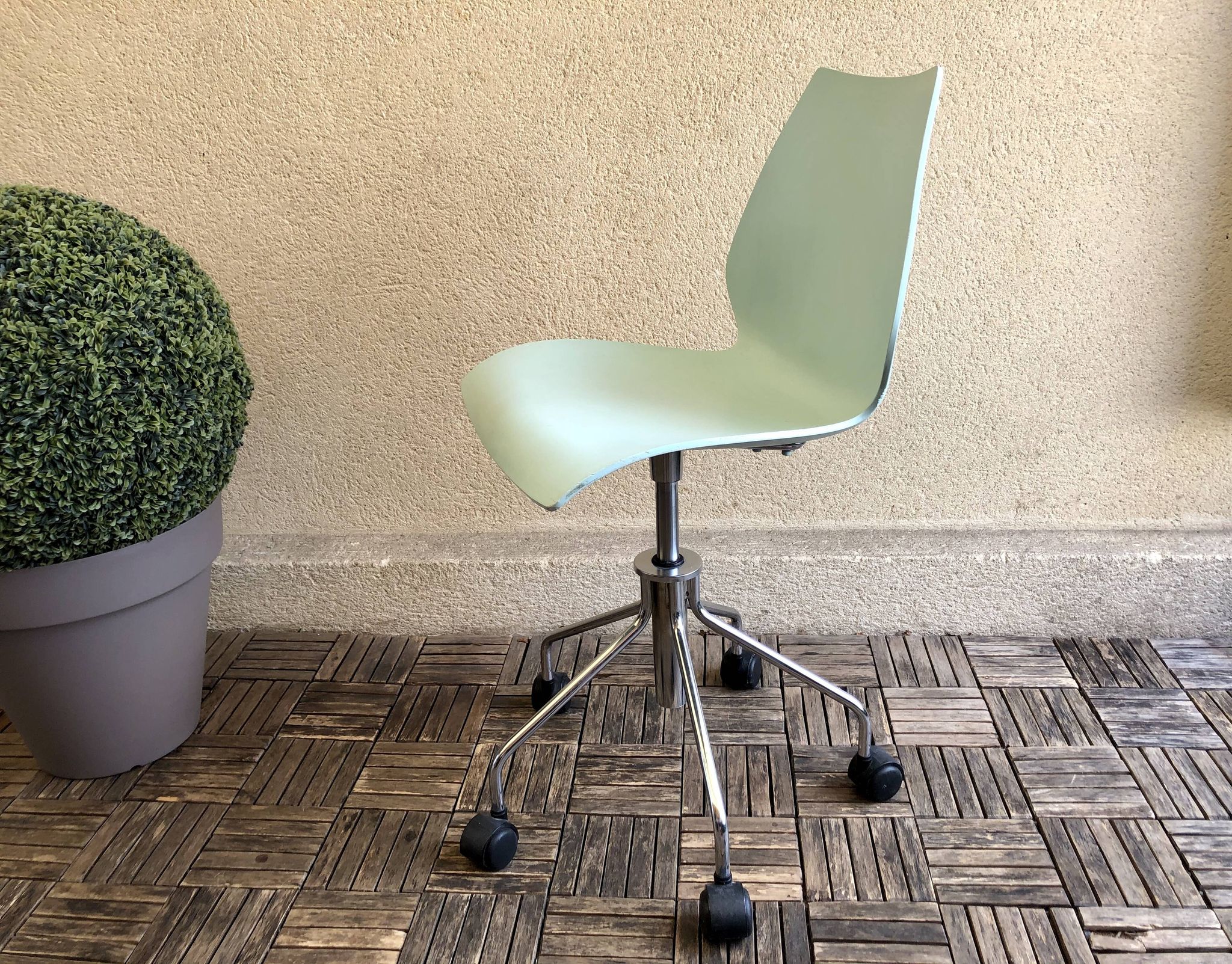 Mauï Kartell office chair design Vico Magistretti swivel wheel