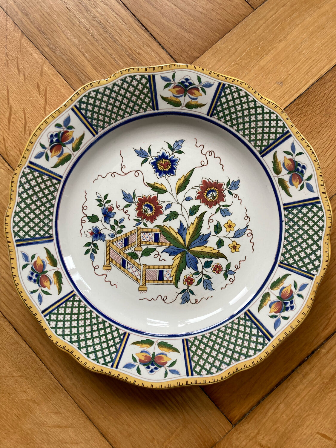 Sarreguemines plate with Montmorency decor