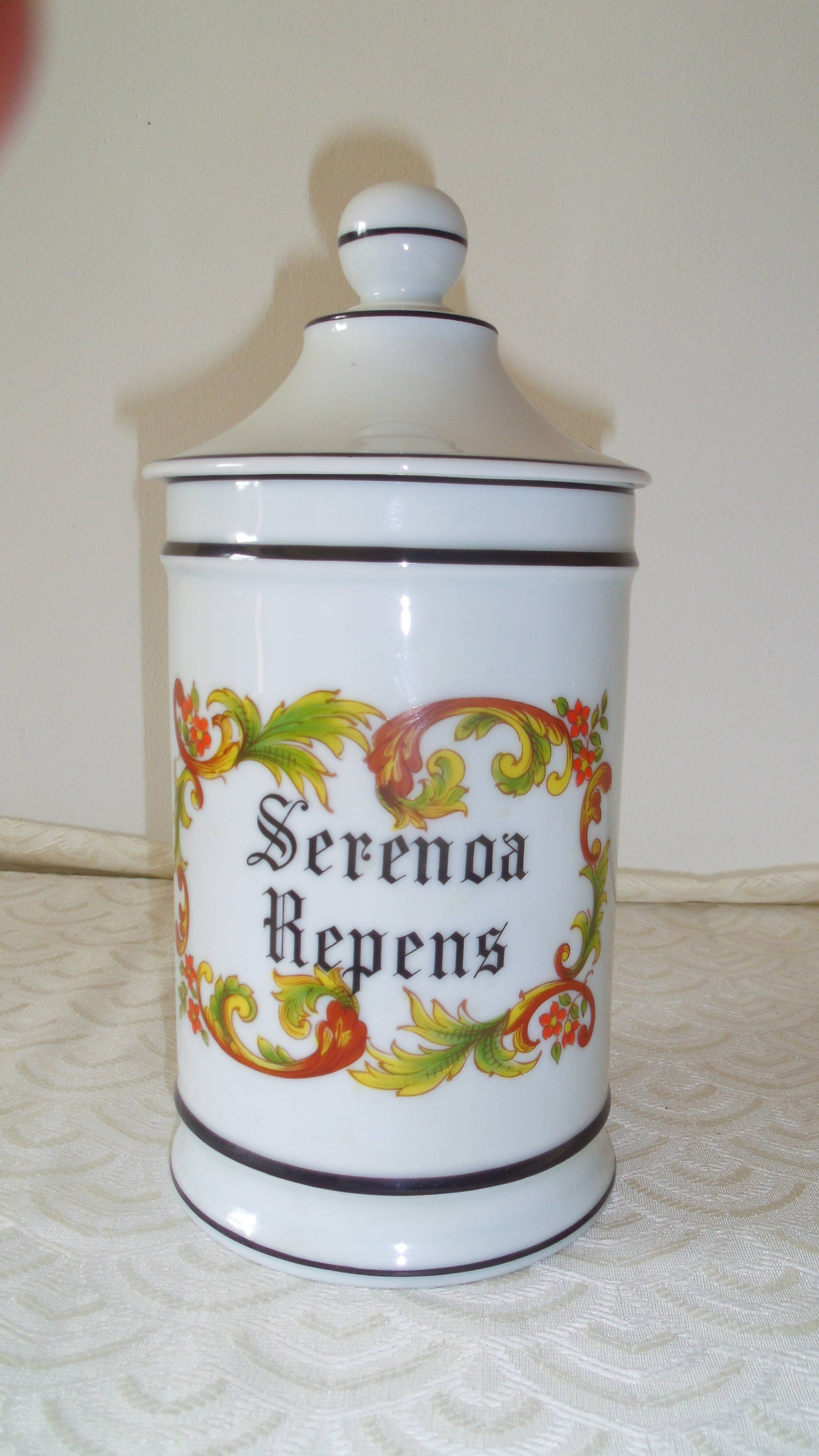 Medicine jar. Limoges porcelain. Large model