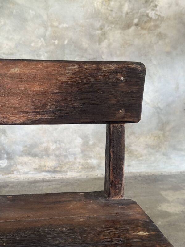 Petite chaise d'enfant ancienne indonésienne en teck