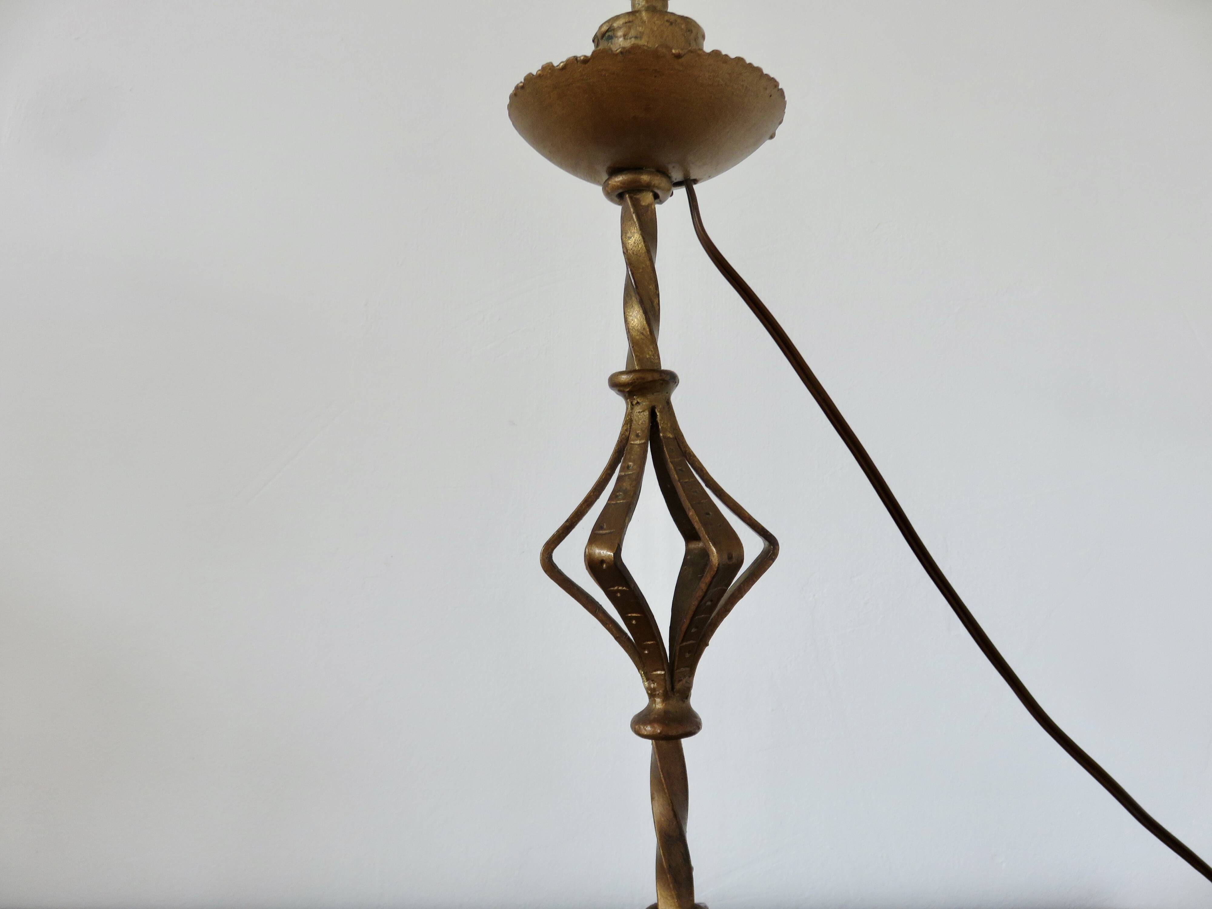 Large "Arts & Crafts" style lamp in beaten iron with a golden patina.