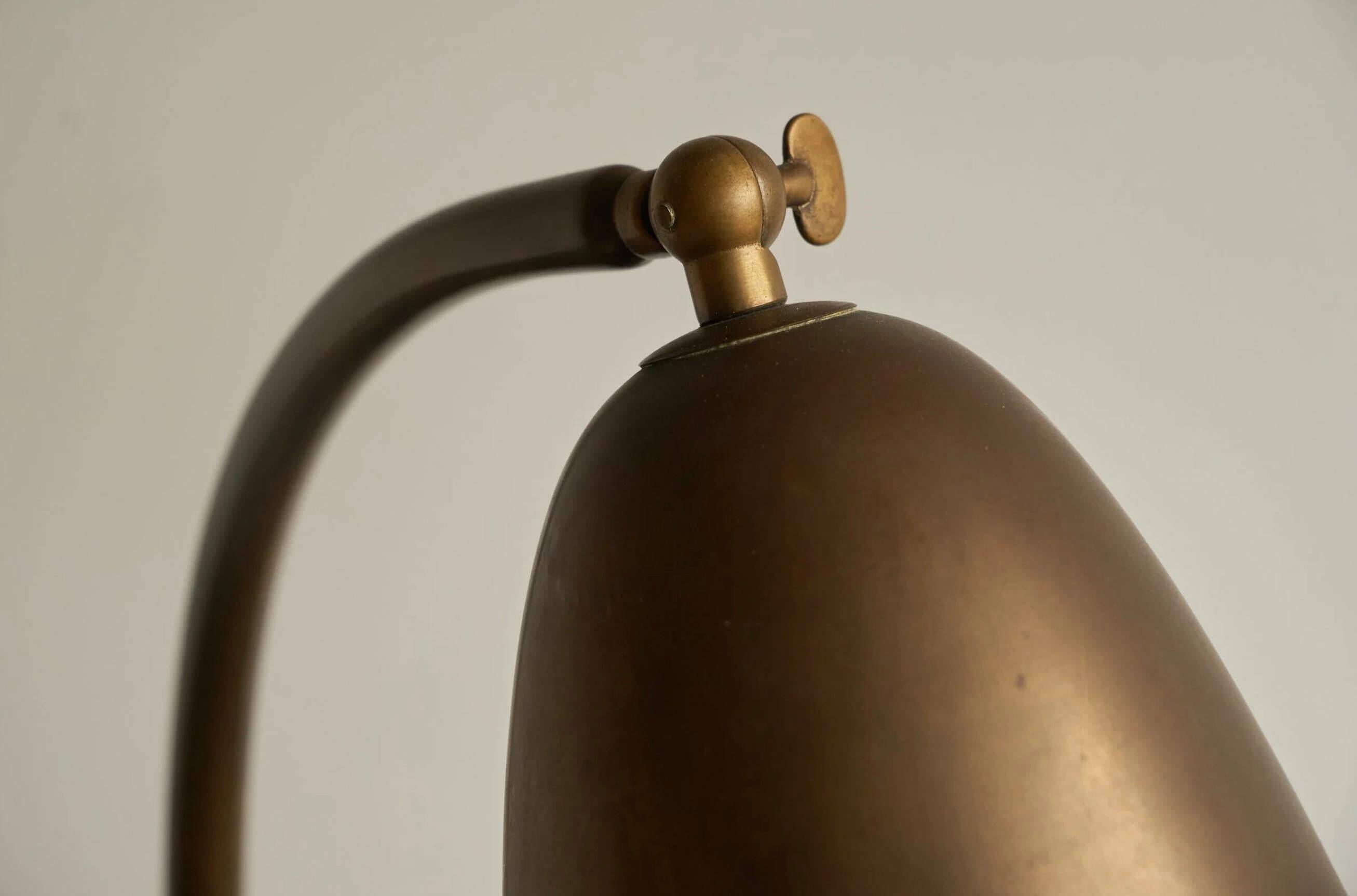 Art Deco table lamp in patinated brass from the 1930s.