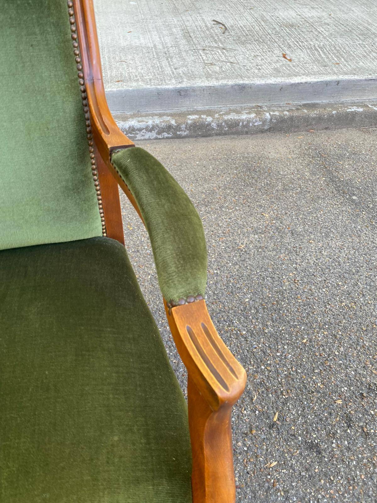 Fauteuil Voltaire Louis Philippe velours vert mousse confortable 1970
