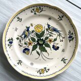 Decorative plate with handmade Moustiers style decor.