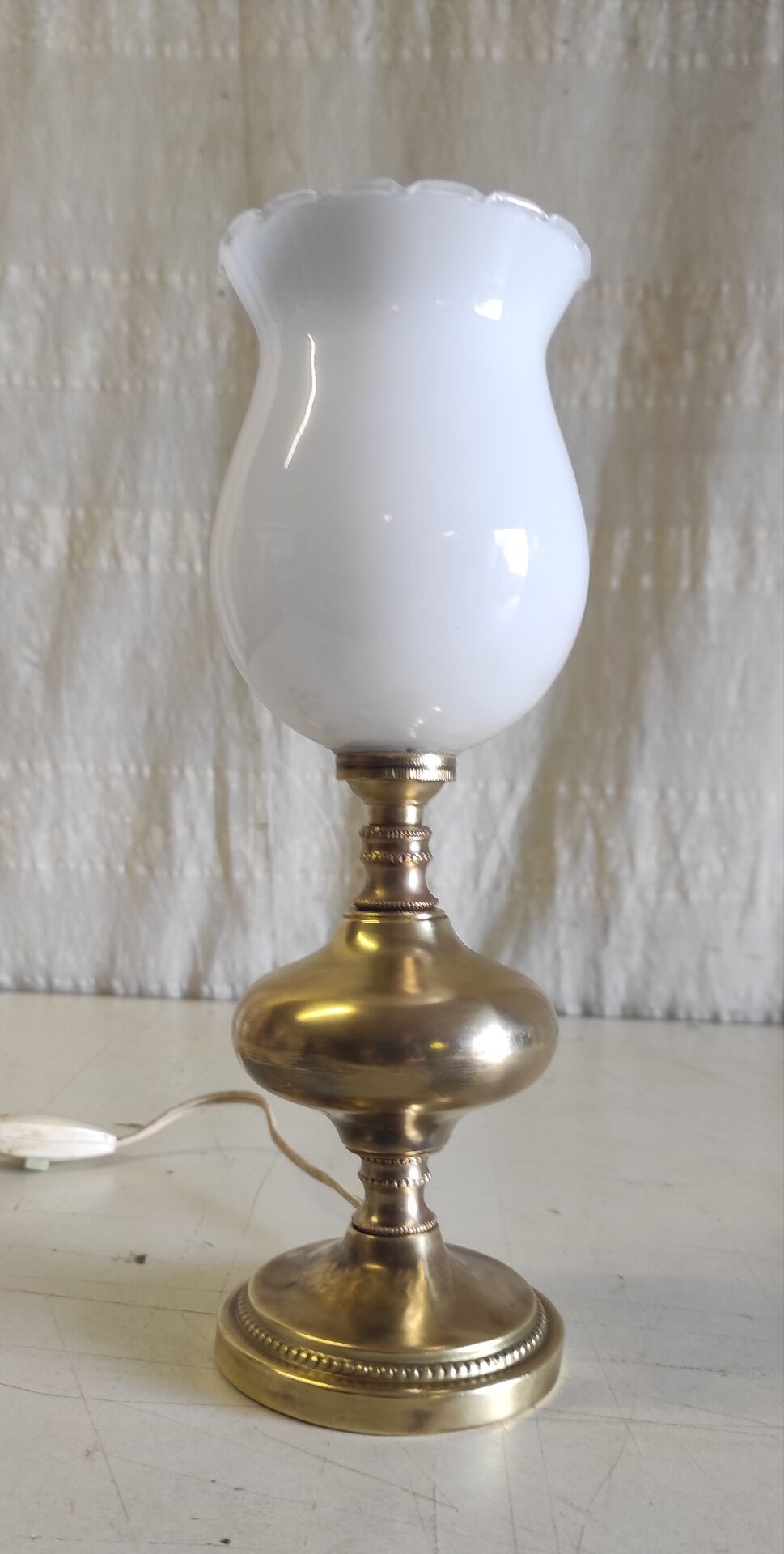 Table lamp in gilded brass and opaline globe - mid 20th century.