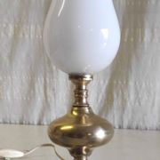 Lampe à poser en laiton doré et globe opaline - mid. XXeme