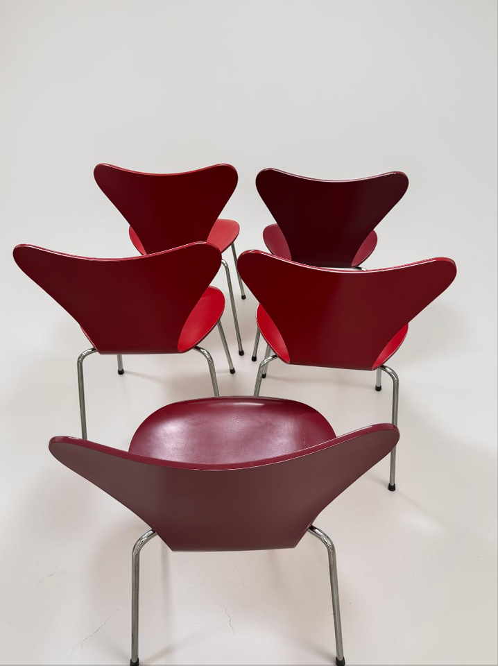 Series 7 Chairs by Arne Jacobsen for Fritz Hansen, red