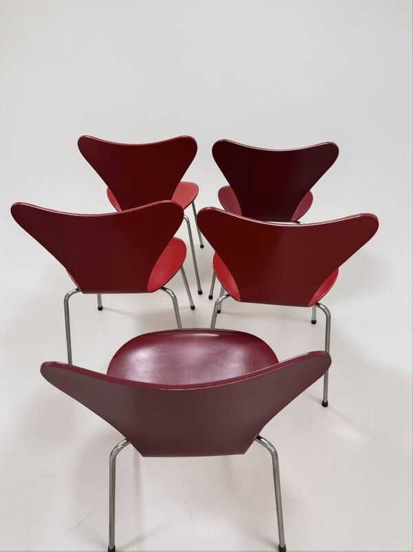Series 7 Chairs by Arne Jacobsen for Fritz Hansen, red