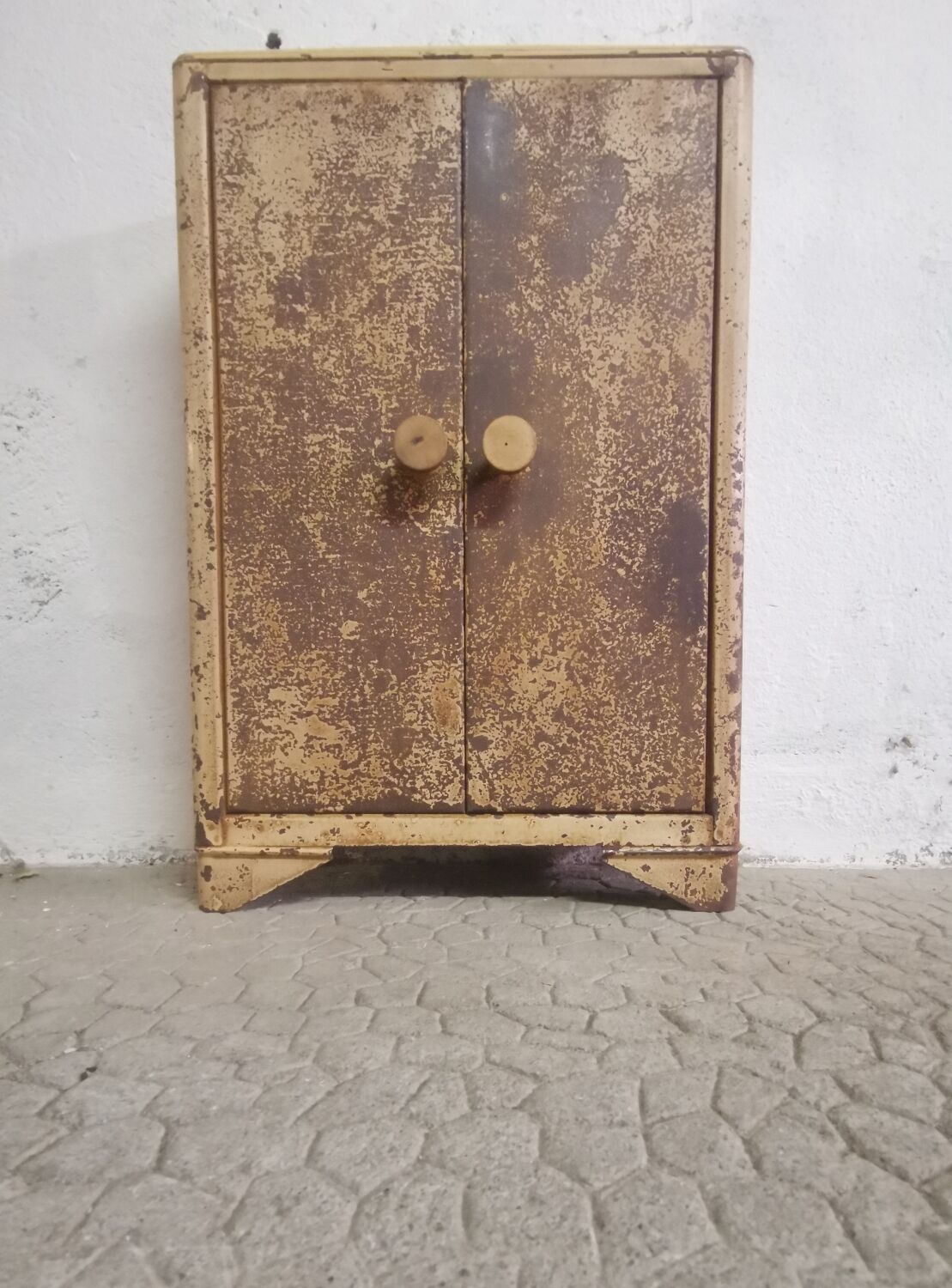Small medicine cabinet from the 1930s