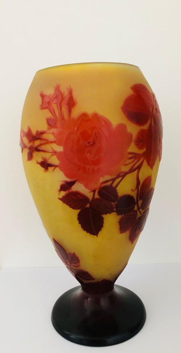 Vase Gallé à décor de roses rouges